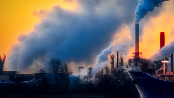 Obligatoriedad de las empresas de reportar sus emisiones de carbono y sus planes para reducirlas
