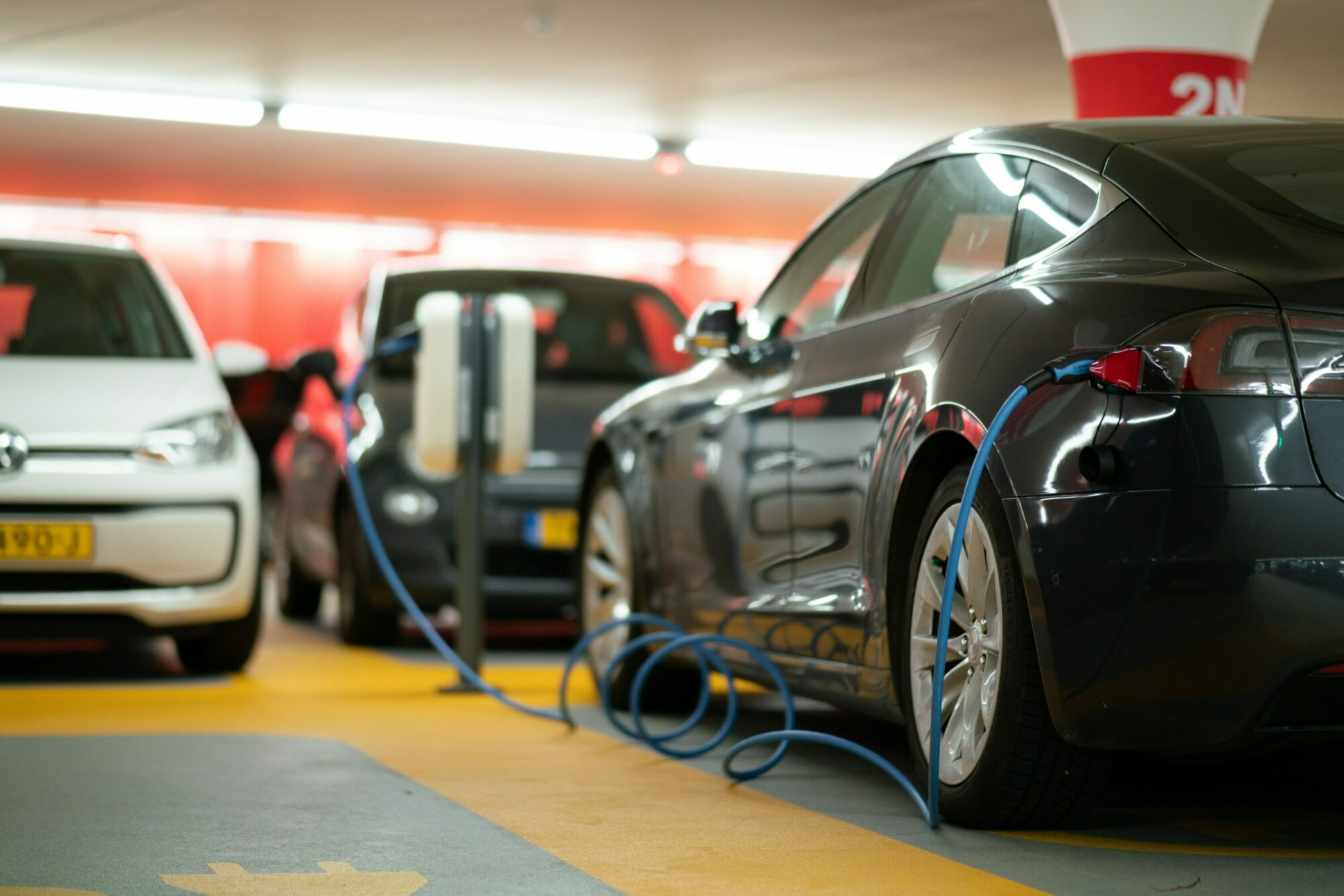 Obligaciones para instalar puntos de recarga y normativa sobre servicios de recarga de vehículos eléctricos
